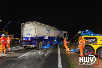 Bulkvrachtwagen kantelt op N50 bij Ens, weg urenlang afgesloten i.v.m. berging. - © NWVFoto.nl