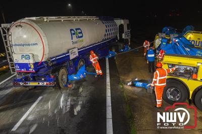 Bulkvrachtwagen kantelt op N50 bij Ens, weg urenlang afgesloten i.v.m. berging. - © NWVFoto.nl