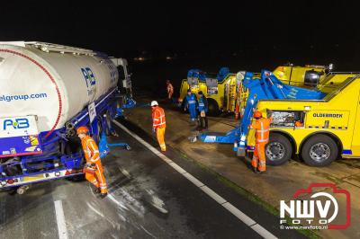 Bulkvrachtwagen kantelt op N50 bij Ens, weg urenlang afgesloten i.v.m. berging. - © NWVFoto.nl