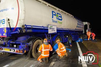 Bulkvrachtwagen kantelt op N50 bij Ens, weg urenlang afgesloten i.v.m. berging. - © NWVFoto.nl