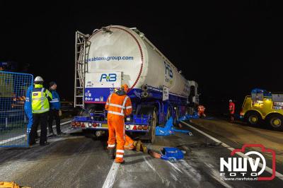 Bulkvrachtwagen kantelt op N50 bij Ens, weg urenlang afgesloten i.v.m. berging. - © NWVFoto.nl