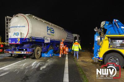 Bulkvrachtwagen kantelt op N50 bij Ens, weg urenlang afgesloten i.v.m. berging. - © NWVFoto.nl