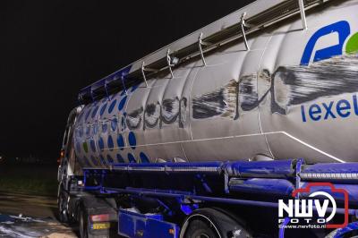 Bulkvrachtwagen kantelt op N50 bij Ens, weg urenlang afgesloten i.v.m. berging. - © NWVFoto.nl