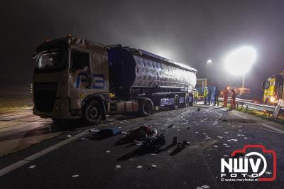 Bulkvrachtwagen kantelt op N50 bij Ens, weg urenlang afgesloten i.v.m. berging. - © NWVFoto.nl