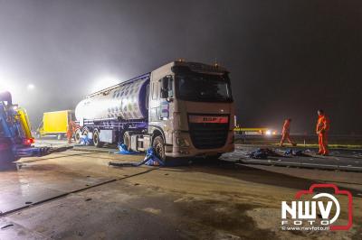 Bulkvrachtwagen kantelt op N50 bij Ens, weg urenlang afgesloten i.v.m. berging. - © NWVFoto.nl