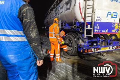 Bulkvrachtwagen kantelt op N50 bij Ens, weg urenlang afgesloten i.v.m. berging. - © NWVFoto.nl