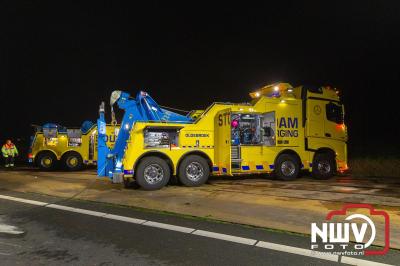 Bulkvrachtwagen kantelt op N50 bij Ens, weg urenlang afgesloten i.v.m. berging. - © NWVFoto.nl