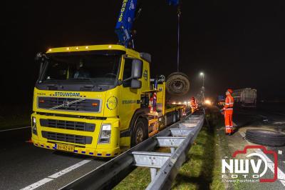 Bulkvrachtwagen kantelt op N50 bij Ens, weg urenlang afgesloten i.v.m. berging. - © NWVFoto.nl