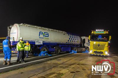 Bulkvrachtwagen kantelt op N50 bij Ens, weg urenlang afgesloten i.v.m. berging. - © NWVFoto.nl