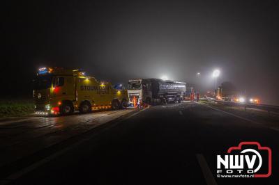 Bulkvrachtwagen kantelt op N50 bij Ens, weg urenlang afgesloten i.v.m. berging. - © NWVFoto.nl