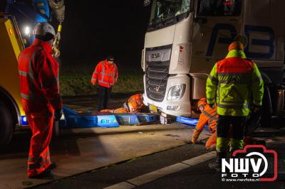 Bulkvrachtwagen kantelt op N50 bij Ens, weg urenlang afgesloten i.v.m. berging. - © NWVFoto.nl