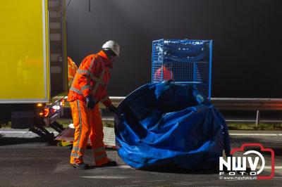 Bulkvrachtwagen kantelt op N50 bij Ens, weg urenlang afgesloten i.v.m. berging. - © NWVFoto.nl