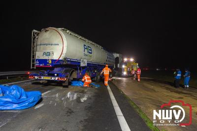 Bulkvrachtwagen kantelt op N50 bij Ens, weg urenlang afgesloten i.v.m. berging. - © NWVFoto.nl