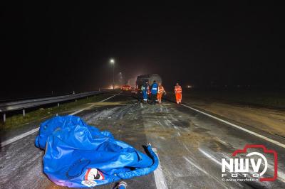 Bulkvrachtwagen kantelt op N50 bij Ens, weg urenlang afgesloten i.v.m. berging. - © NWVFoto.nl