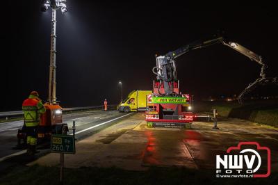 Bulkvrachtwagen kantelt op N50 bij Ens, weg urenlang afgesloten i.v.m. berging. - © NWVFoto.nl