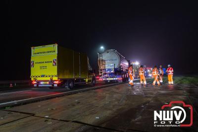 Bulkvrachtwagen kantelt op N50 bij Ens, weg urenlang afgesloten i.v.m. berging. - © NWVFoto.nl