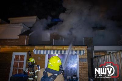 Bovenverdieping woning aan de Munnikenweg op 't Harde uitgebrand, bewoners ontdekten brand terwijl men zat te eten en de stroom uitviel. - © NWVFoto.nl