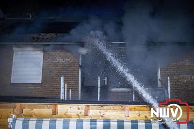 Bovenverdieping woning aan de Munnikenweg op 't Harde uitgebrand, bewoners ontdekten brand terwijl men zat te eten en de stroom uitviel. - © NWVFoto.nl