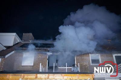 Bovenverdieping woning aan de Munnikenweg op 't Harde uitgebrand, bewoners ontdekten brand terwijl men zat te eten en de stroom uitviel. - © NWVFoto.nl