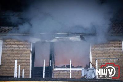 Bovenverdieping woning aan de Munnikenweg op 't Harde uitgebrand, bewoners ontdekten brand terwijl men zat te eten en de stroom uitviel. - © NWVFoto.nl