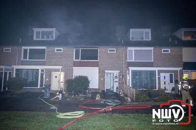 Bovenverdieping woning aan de Munnikenweg op 't Harde uitgebrand, bewoners ontdekten brand terwijl men zat te eten en de stroom uitviel. - © NWVFoto.nl