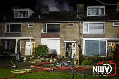 Bovenverdieping woning aan de Munnikenweg op 't Harde uitgebrand, bewoners ontdekten brand terwijl men zat te eten en de stroom uitviel. - © NWVFoto.nl