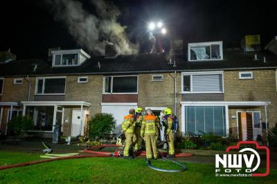 Bovenverdieping woning aan de Munnikenweg op 't Harde uitgebrand, bewoners ontdekten brand terwijl men zat te eten en de stroom uitviel. - © NWVFoto.nl