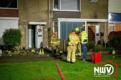 Bovenverdieping woning aan de Munnikenweg op 't Harde uitgebrand, bewoners ontdekten brand terwijl men zat te eten en de stroom uitviel. - © NWVFoto.nl