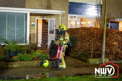 Bovenverdieping woning aan de Munnikenweg op 't Harde uitgebrand, bewoners ontdekten brand terwijl men zat te eten en de stroom uitviel. - © NWVFoto.nl