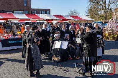 Gezellige voorjaarsmarkt bij het Nieuwe Feithenhof in Elburg - © NWVFoto.nl