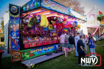 Volop plezier tijdens de kermis aan de Singel op 't Harde - © NWVFoto.nl