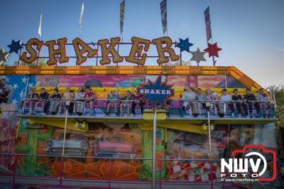 Volop plezier tijdens de kermis aan de Singel op 't Harde - © NWVFoto.nl
