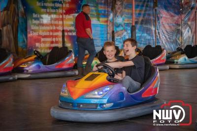 Volop plezier tijdens de kermis aan de Singel op 't Harde - © NWVFoto.nl