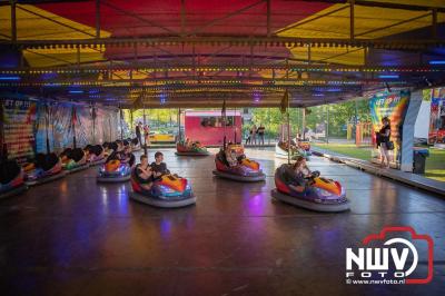 Volop plezier tijdens de kermis aan de Singel op 't Harde - © NWVFoto.nl