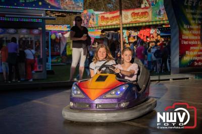 Volop plezier tijdens de kermis aan de Singel op 't Harde - © NWVFoto.nl