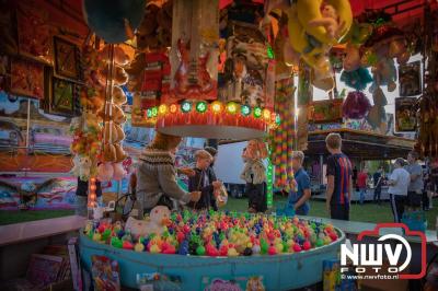 Volop plezier tijdens de kermis aan de Singel op 't Harde - © NWVFoto.nl