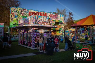 Volop plezier tijdens de kermis aan de Singel op 't Harde - © NWVFoto.nl
