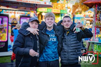 Volop plezier tijdens de kermis aan de Singel op 't Harde - © NWVFoto.nl