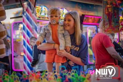 Volop plezier tijdens de kermis aan de Singel op 't Harde - © NWVFoto.nl
