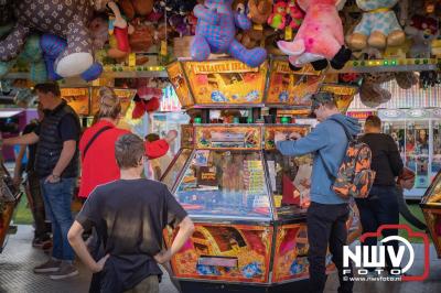 Volop plezier tijdens de kermis aan de Singel op 't Harde - © NWVFoto.nl