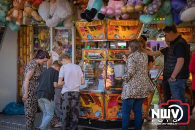 Volop plezier tijdens de kermis aan de Singel op 't Harde - © NWVFoto.nl