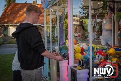 Volop plezier tijdens de kermis aan de Singel op 't Harde - © NWVFoto.nl