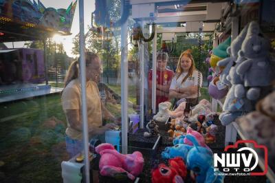 Volop plezier tijdens de kermis aan de Singel op 't Harde - © NWVFoto.nl