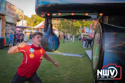 Volop plezier tijdens de kermis aan de Singel op 't Harde - © NWVFoto.nl