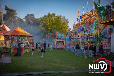 Volop plezier tijdens de kermis aan de Singel op 't Harde - © NWVFoto.nl
