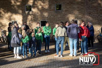 Stil verdriet en diepe eerbied: indrukwekkende menigte herdenkt oorlogsslachtoffers met kranslegging op ’t Harde - © NWVFoto.nl