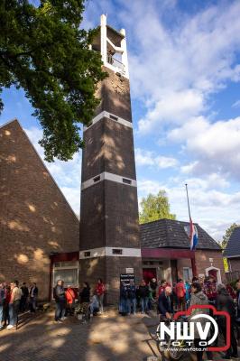 Stil verdriet en diepe eerbied: indrukwekkende menigte herdenkt oorlogsslachtoffers met kranslegging op ’t Harde - © NWVFoto.nl