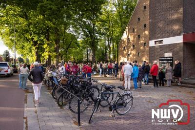 Stil verdriet en diepe eerbied: indrukwekkende menigte herdenkt oorlogsslachtoffers met kranslegging op ’t Harde - © NWVFoto.nl