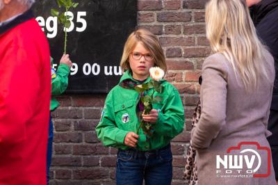 Stil verdriet en diepe eerbied: indrukwekkende menigte herdenkt oorlogsslachtoffers met kranslegging op ’t Harde - © NWVFoto.nl