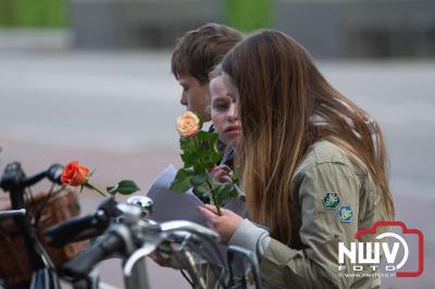 Stil verdriet en diepe eerbied: indrukwekkende menigte herdenkt oorlogsslachtoffers met kranslegging op ’t Harde - © NWVFoto.nl